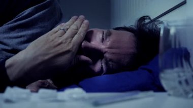 Geceleri yatakta ağır ağır öksüren bir adam.