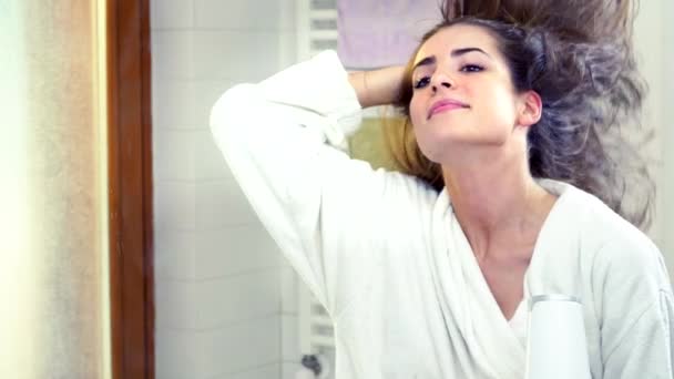 Hermosa Modelo Femenina Sacudiendo Pelo Largo Cámara Lenta — Vídeos de Stock