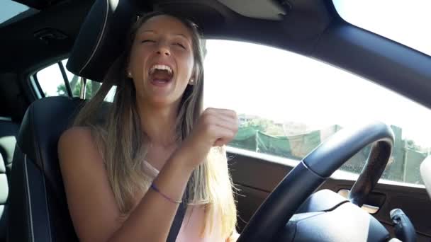 Όμορφη Ξανθιά Γυναίκα Τραγουδά Στο Αυτοκίνητο Οδήγηση Dolly Πυροβόλησε Αργή — Αρχείο Βίντεο