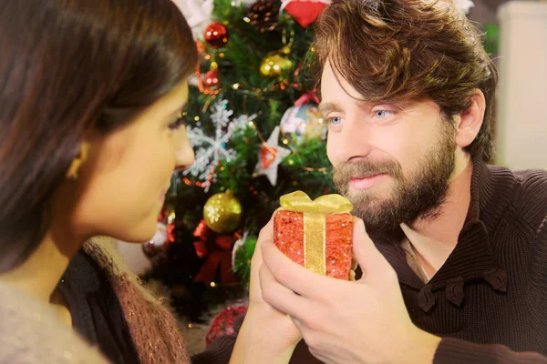 Noel hediyesi için aşık gülümseyen kız veren adam