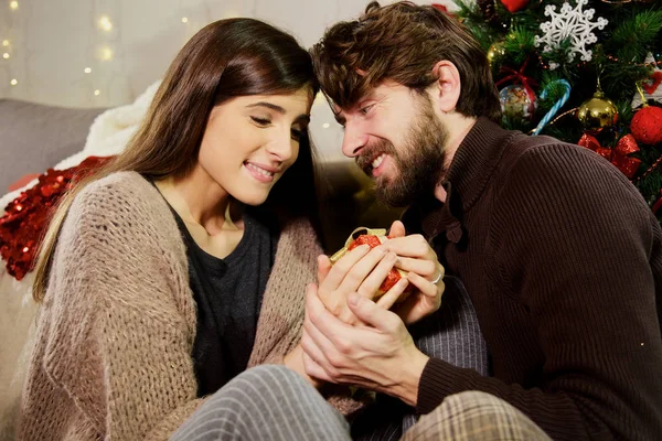 Noel ev romantik an kız arkadaşına hediyesi veren adam