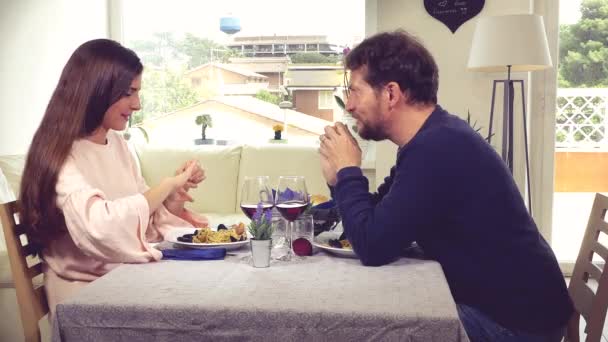 Pareja Feliz Dando Cinco Altos Durante Almuerzo — Vídeos de Stock