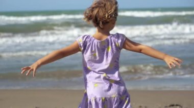 Güç kavramı başarı ve özgürlük, küçük kız vahşi okyanusun önünde ağır çekim