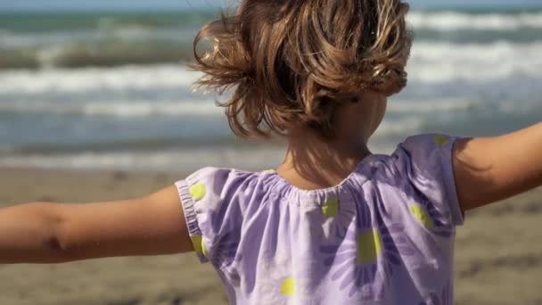 Szabadság Fogalma Kislány Tárt Karokkal Óceán Előtt Nagy Hullámokkal Lassított — Stock videók