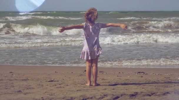 Концепція Свободи Маленька Дівчинка Відкритими Руками Перед Океаном Великими Хвилями — стокове відео