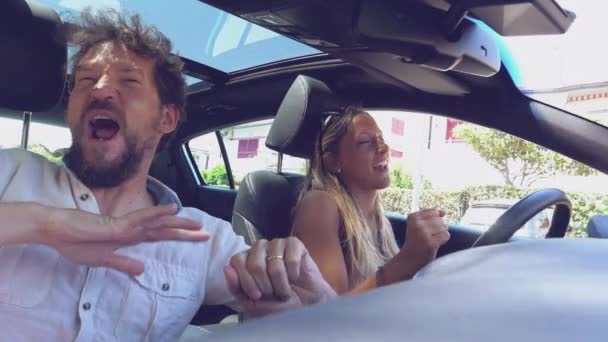 Grappige Mensen Dansen Gelukkig Tijdens Het Rijden Auto Super Slow — Stockvideo
