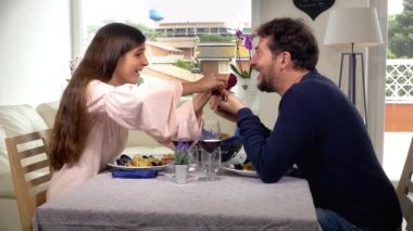 Kız arkadaşına nişan yüzüğü koyan adam