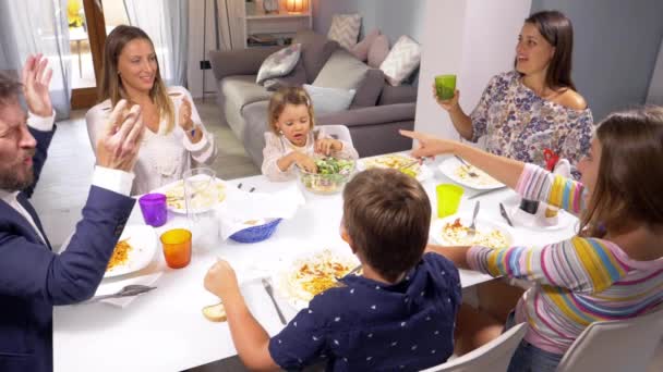 Χαρούμενη Μεγάλη Οικογένεια Γιορτάζει Και Ψήσιμο Στο Τραπέζι Αργή Κίνηση — Αρχείο Βίντεο