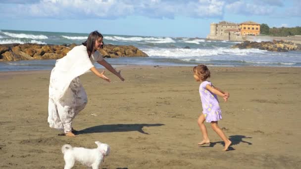 Anne ve kızı plajda sonbahar ağır çekimde mutlu oynarken — Stok video