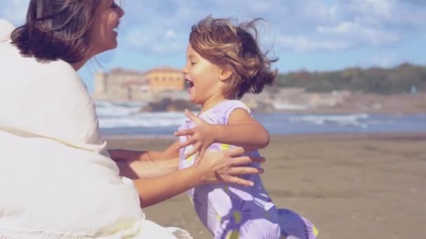 Mãe e filha brincando na praia feliz no outono super slow motion closeup estilo retro — Vídeo de Stock