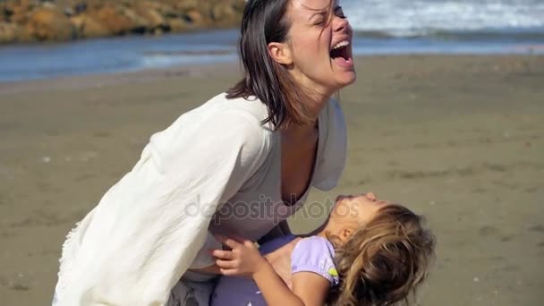 Μητέρα και κόρη που παίζει στην παραλία ευτυχισμένος στην φθινοπωρινή closeup σούπερ αργή κίνηση — Αρχείο Βίντεο
