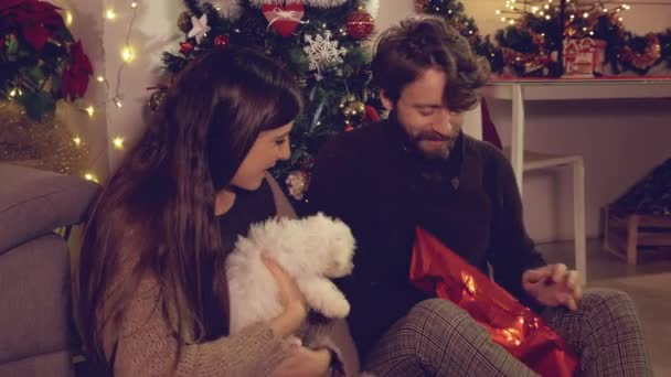 Kvinnan ger julklapp till pojkvän vid hem dolly — Stockvideo