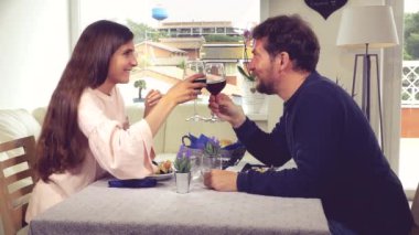 Mutlu çift, nişan retro stili 4k için kadeh kaldırıyor.