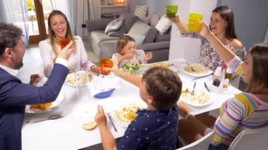 Mutlu büyük aile kutlamaları ve kadehler masada, ağır çekimde