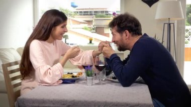 Erkek, öğle yemeği teklif ederken sevgiliye sürpriz yapıyor.