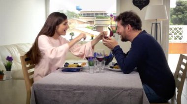 Erkek, öğle yemeği teklif ederken kız arkadaşına sürpriz yapıyor.