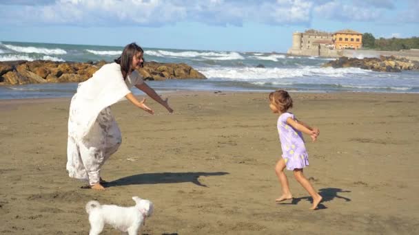 Madre Hija Jugando Playa Feliz Otoño Cámara Lenta — Vídeo de stock