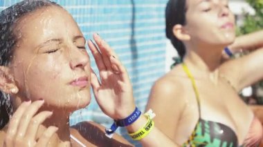 Şirin, mutlu kadınlar, dışarıda duş alıyorlar, süper yavaş çekim, yakın çekim.