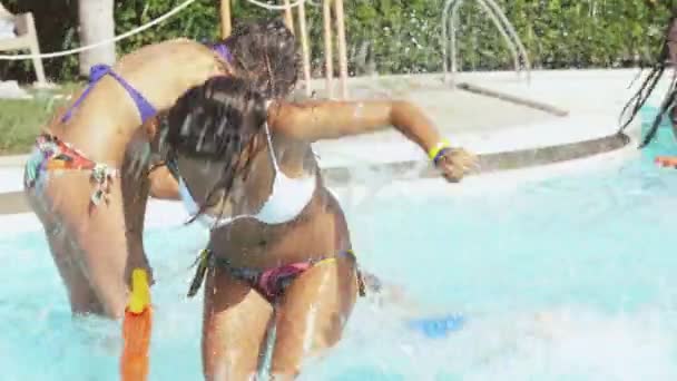 소녀와 여름에 수영장에서 재미를 즐기고 — 비디오