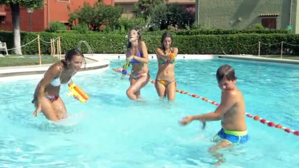 Bilardoda Genç Kız Kardeşlerle Sıçratan Mutlu Çocuk Yavaş Çekim Orta — Stok video