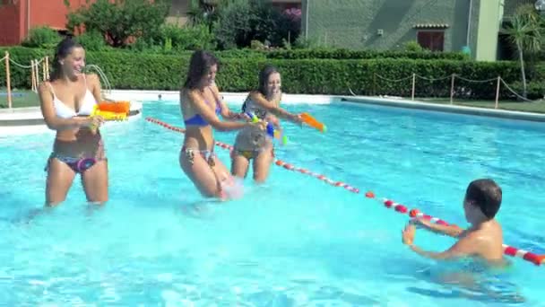 Havuzda Genç Kız Kardeşlerle Sıçratan Mutlu Çocuk Yavaş Çekim — Stok video