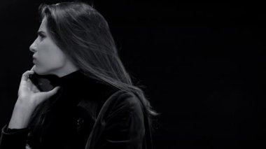 Adam gece vakti kadına saldırıp kaçırıyor, siyah beyaz, yakın plan.