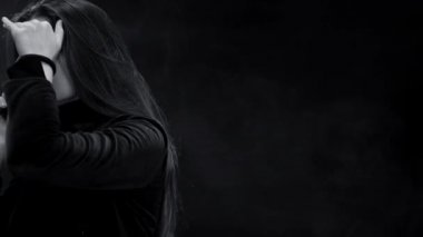 Adam gece vakti kadına saldırıp kaçırıyor, siyah beyaz, dolly vuruyor.