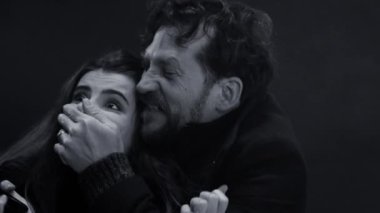 Adam gece vakti kadına saldırıyor ve kaçırıyor, siyah beyaz, yavaş çekim yakın çekim.