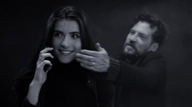 Adam gece vakti kadına saldırıp kaçırıyor. Siyah beyaz, ağır çekim.