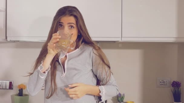 Mujer Bailando Feliz Cocina Pijama — Vídeos de Stock