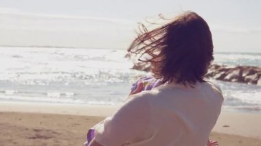 Aşk ve mutluluk kavramı, anne küçük kızını gün batımında sahilde tutuyor, ağır çekim, eski tarz.