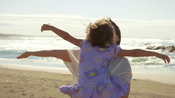Aşk Mutluluk Kavramı Anne Gün Batımında Kızını Kumsalda Tutuyor Ağır — Stok video