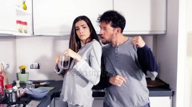 Komik adam ve kadın pijama içme kahve ağır çekim kamera seyir mutfak