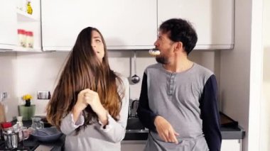Goofy çift ifade yavaş hareket komik surat donut yemek mutfakta dans