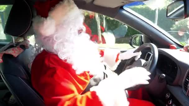 Divertido lindo santa claus conducir coche bailando — Vídeos de Stock