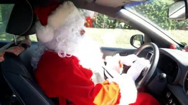 Komik Noel Baba arabayı trafikte kızıyor