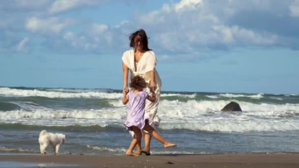 Szczęśliwa Matka Córka Tańczące Skoków Przed Dzikim Oceanem Jesienią Slow — Wideo stockowe