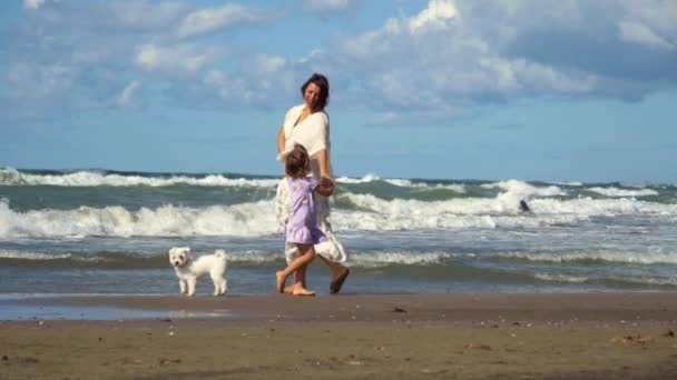Feliz Madre Hija Bailando Frente Océano Salvaje Otoño Cámara Lenta — Vídeos de Stock