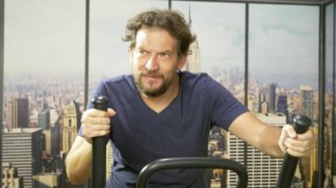 Adam şehir almakla makine 4 k yavaş hareket izleme atış için closeup ile çalışma dışarı yorgun spor salonunda