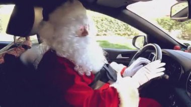 Çok mutlu Noel Baba araba 4 k sürüş sırasında Merhaba ok işareti söyleyerek
