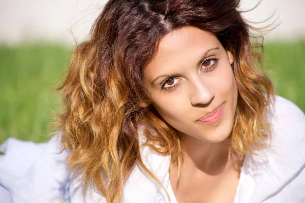 Güzel kadın yoğun ifade kamera gülümseyen arıyorsunuz