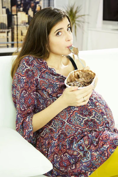 Feliz hermosa mujer embarazada comiendo helado haciendo cara divertida —  Fotos de Stock