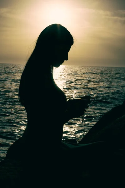 Πανέμορφη Γυναίκα Που Κρατάει Κρασί Ηλιοβασίλεμα — Φωτογραφία Αρχείου