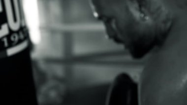 Spor salonunda boksör kum torbası, siyah beyaz, yakın plan, odak dışı