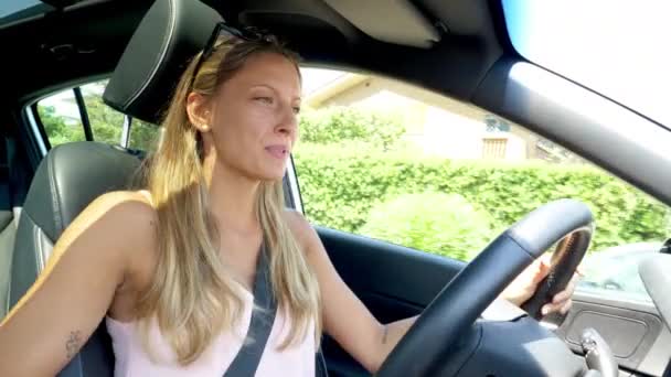 Ευτυχισμένο Ξανθό Κορίτσι Τραγουδά Οδηγώντας Αυτοκίνητο Γεμάτο Ενέργεια — Αρχείο Βίντεο