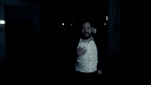 Homme effrayé dans le garage attaqué par un zombie 