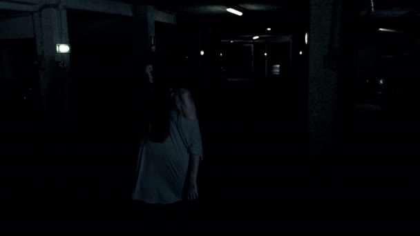 Zombie hembra de miedo en el garaje listo para atacar y matar — Vídeos de Stock