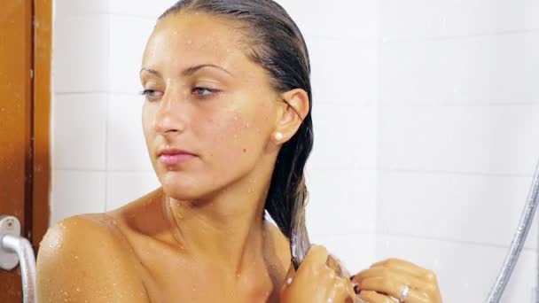 Mujer joven en la ducha poniendo acondicionador en el pelo largo rubio cámara lenta — Vídeos de Stock