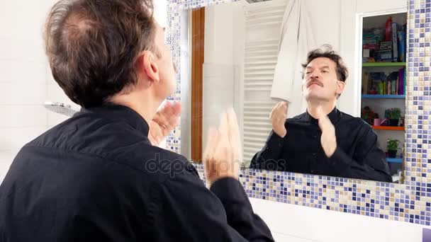 Ο άνθρωπος μπροστά βάζοντας μετά το ξύρισμα καθρέφτη — Αρχείο Βίντεο
