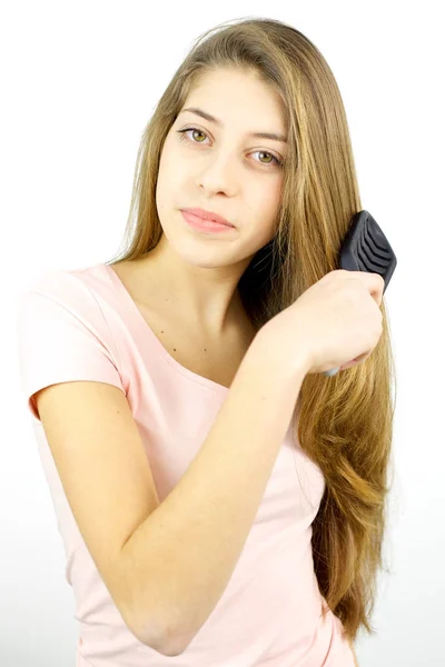 Söt flicka borsta länge silkeslent hår vertikala — Stockfoto